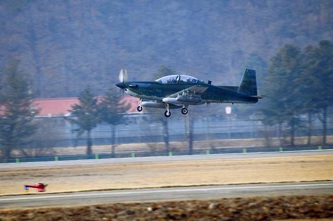 한미 공군 대대급 연합공중훈련인 쌍매훈련에 참가한 공군 8전투비행단 KA-1 공중통제공격기가 지난 1월 21일 원주기지 활주로에서 이륙하고 있다. 공군 제공