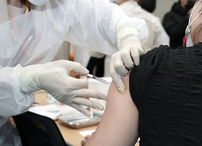 한 시민이 코로나19 예방 주사를 맞고 있다. 뉴시스