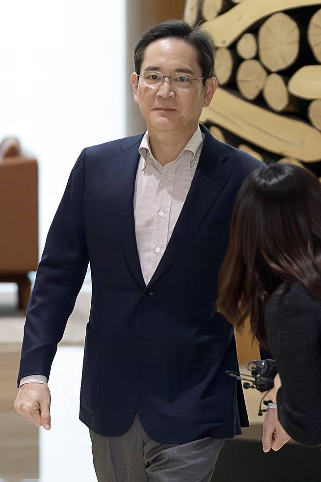 이재용 삼성전자 회장이 지난 9일 일본 출장을 마치고 서울 강서구 서울김포비즈니스항공센터(SGBAC)를 통해 귀국하고 있는 모습. 연합뉴스