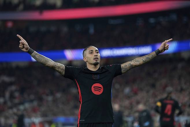 바르셀로나 하피냐가 6일 에스타디오 다 루즈에서 열린 2024~25 UCL 16강 1차전 벤피카와 경기에서 선제골을 터뜨린 뒤 환호하고 있다. AP=연합뉴스