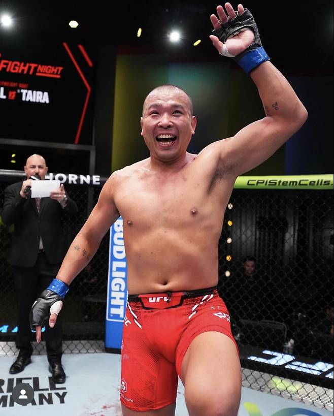 박준용이 타바레스를 꺾고 덩실덩실 춤을 췄다. 사진=UFC SNS