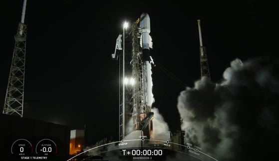 우리 군의 정찰위성 4호기를 탑재한 미국 우주기업 스페이스Ⅹ의 발사체 '팰컨9'이 한국시간 22일 오전 9시 48분(현지시간 21일 오후 8시 48분) 미국 플로리다주 케이프커내버럴 우주군 기지에서 발사되고 있다.사진 SpaceX= 연합뉴스