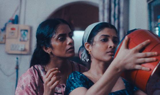 프라바(왼쪽, 카니 쿠스루티)는 아누(디브야 프라바)와 다르게 현실 순응적인 인물이다. 규칙을 중요하게 여기고, 평판을 신경쓴다. 독일으로 떠나 연락이 두절된 남편이 보낸 것으로 추정되는 밥솥을 받았을 때도, 그는 밥솥을 사용하지 않고 숨겨둘 뿐이다. 사진 그린나래미디어