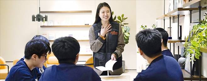 발달장애인에게 직무 교육을 진행하고 있는 굿피플 직원. /굿피플 제공