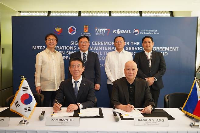 백원국 국토교통부 차관과 지오반니 로페즈 필리핀 교통부 차관(앞줄 왼쪽부터)이 필리핀 마닐라 도시철도 운영·유지보수 사업 계약을 체결하고 있다. 국토교통부 제공