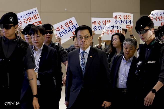 무거운 발걸음 최상목 부총리 겸 기획재정부 장관이 미국 워싱턴에서 열리는 ‘한·미 2+2 통상 협의’와 주요 20개국(G20) 재무장관회의에 참석하기 위해 22일 인천공항 출국장으로 이동하는 동안 진보당 관계자들이 대미 협상 중단을 촉구하고 있다. 문재원 기자 mjw@kyunghyang.com