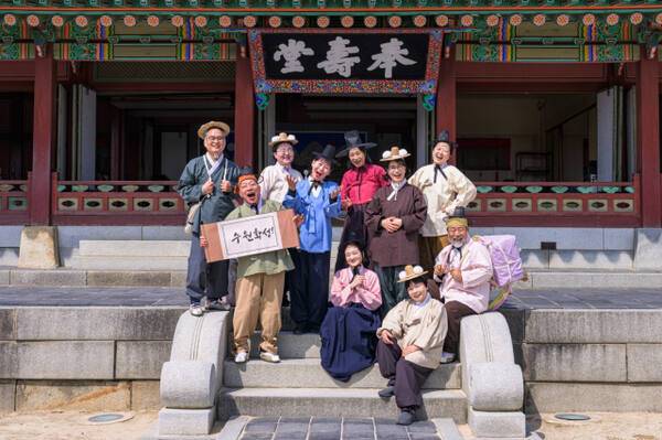 주민 배우와 함께하는 고궁 산책에 참여하는 행복장인과 동행지기들이 화성행궁 봉수당 앞에서 기념 촬영을 하고 있다. 수원시 제공