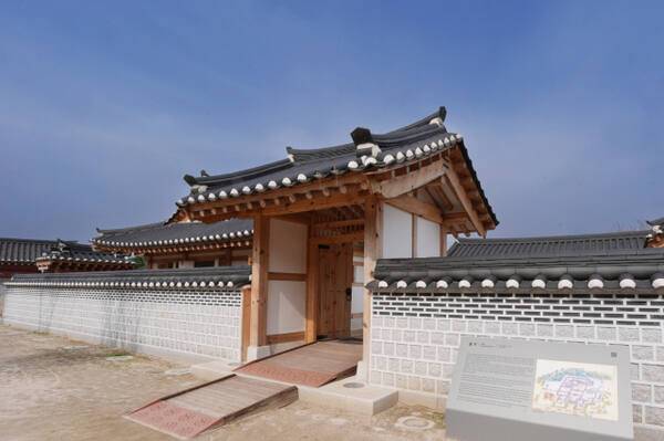 복원이 완료된 화성행궁 별주. 수원시 제공