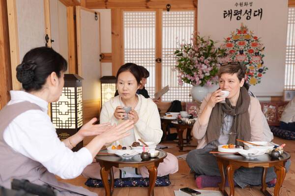 수원 화성행궁 별주에서 열리는 세계유산 활용 프로그램 ‘수원화성 태평성대’ 참가자들이 혜경궁 궁중 다과 체험을 하고 있다. 수원시 제공