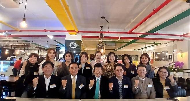 ◇ 한국재능기부협회의 가수 태진아 홍보대사 위촉 행사에서 참가자들이 단체로 기념 촬영을 하고 있다.