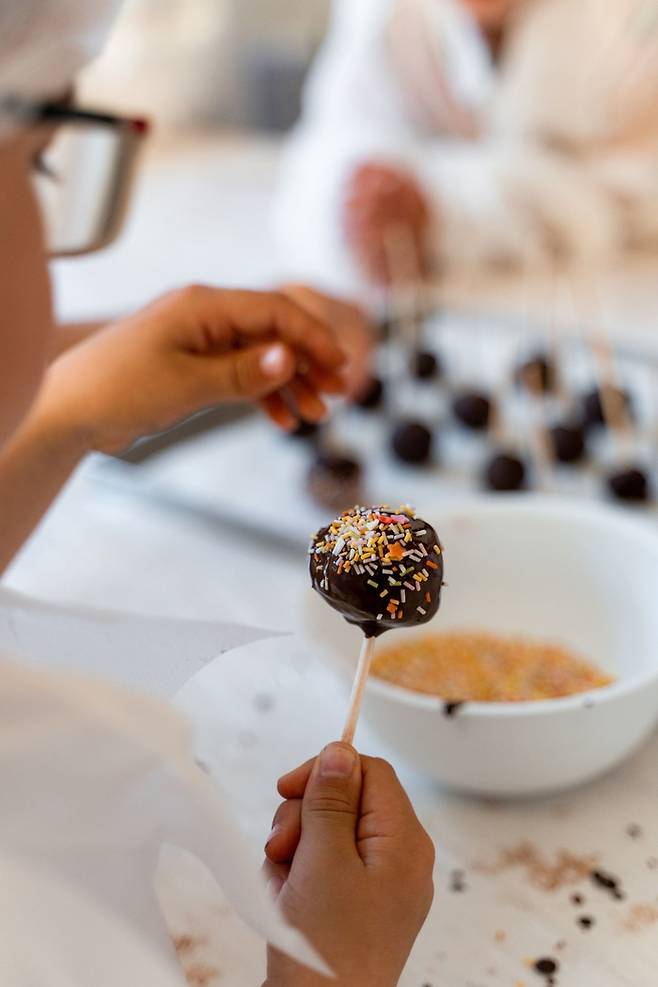 쇼콜라티뉴스에서 진행한 초콜릿 만들기 워크숍 / 사진=WOW