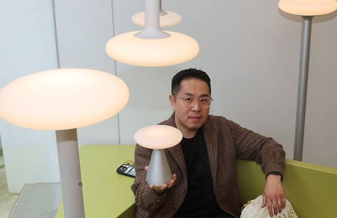 곽계녕 라이마스 대표가 자사의 조명 제품 디자인에 대해 설명하고 있다. 이승환 기자