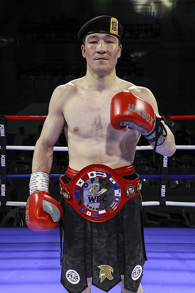 예누리가 2025년 4월 경기도 남양주체육문화센터에서 동양태평양복싱연맹 미들급 실버 챔피언 등극 기념 촬영을 하고 있다. 사진=FINAL FLASH 박종혁 기자