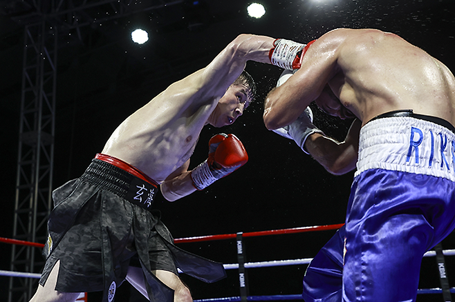 예누리가 2025년 4월 경기도 남양주체육문화센터 동양태평양복싱연맹 미들급 실버 챔피언결정전에서 잠시트 예키브자노비치 릭시예프를 공격하고 있다. 사진=FINAL FLASH 박종혁 기자
