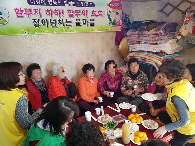 부산의 한 미등록 경로당에서 주민자치회 회원들이 위문 활동을 하고 있다. 부산시청 제공