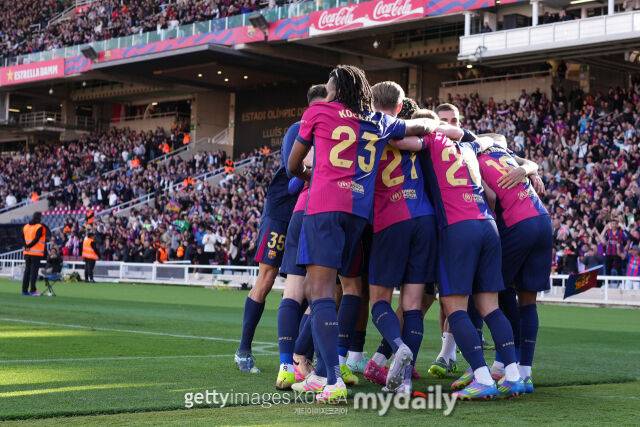 바르셀로나 선수들이 19일 셀타 비고와 경기에서 결승골을 터뜨린 후 함께 기뻐하고 있다. /게티이미지코리아