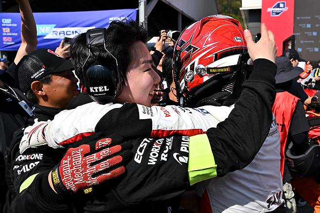 팀원들과 기쁨을 나누고 있는 노동기(금호 SLM). 사진 김학수 기자