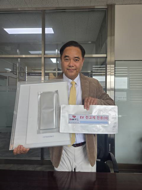 천상욱 에스비티엘첨단소재 대표가 자사의 전고체 파우치 필름을 소개하고 있다. 사진 제공=에스비티엘첨단소재