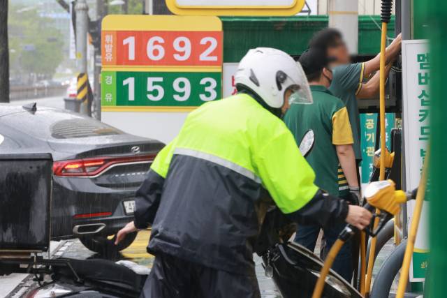 서울 시내 한 주유소에서 22일 운전자가 주유를 하고 있다. 연합뉴스
