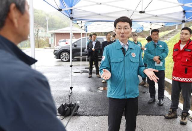 김성중 경기도 행정1부지사가 22일 포천시를 찾아 민생 안전 현장을 점검하고 관계자들을 격려하고 있다. 사진 제공 = 경기도