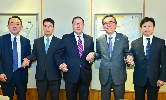 조태열(오른쪽 두 번째부터) 외교부 장관이 지난해 8월 아시아태평양경제협력체(APEC) 기업인 자문위원회(ABAC)의 신규 위원으로 임명된 조현상 HS효성 부회장, 이규호 코오롱 부회장과 면담 후 기념 촬영을 하고 있다. 사진 제공=외교부