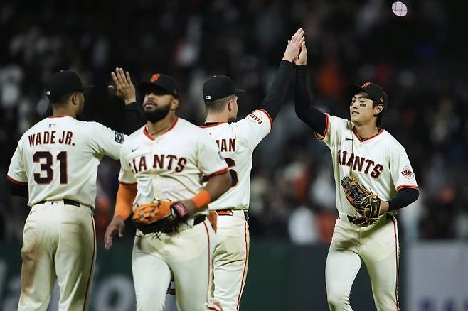 샌프란시스코 이정후(오른쪽)가 22일(한국시간) 미국 캘리포니아주 샌프란시스코 오라클 파크에서 열린 2025 미국프로야구 메이저리그(MLB) 밀워키 브루어스전에서 5-2 승리를 확정지은 뒤 팀 동료들과 함께 세리머니를 펼치고 있다. 샌프란시스코(미 캘리포니아주) |AP 뉴시스