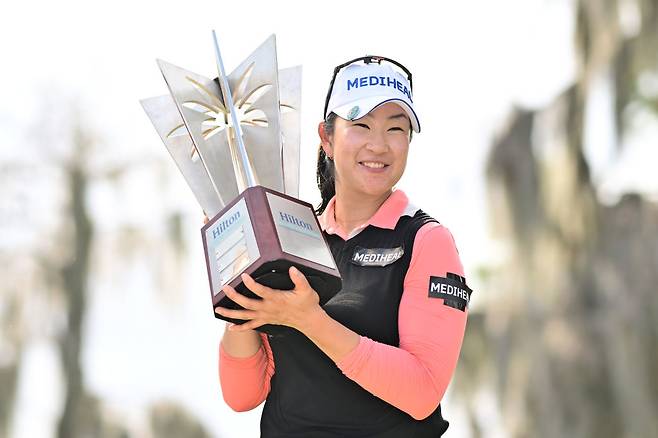 김아림이 지난 2월 미국 플로리다주 올랜도에서 열린 2025 LPGA 투어 시즌 개막전 힐튼 그랜드 토너먼트 오브 챔피언스에서 우승컵을 들고 환하게 웃고 있다. |게티이미지