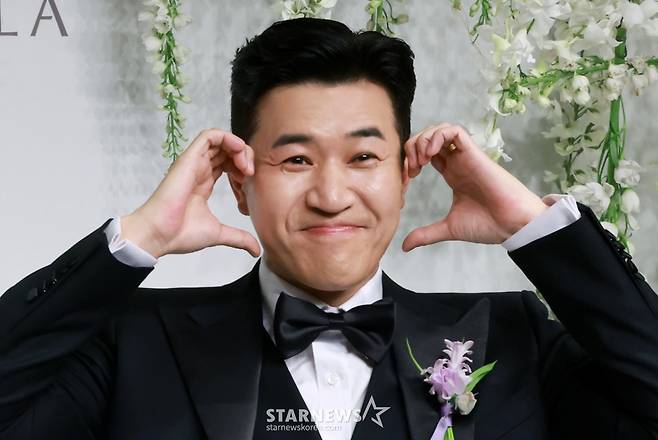 (서울=뉴스1) 김진환 기자 = 그룹 코요테의 김종민이 20일 오후 서울 중구 신라호텔 영빈관 에메랄드홀에서 열리는 결혼식 기자회견에 참석해 포즈를 취하고 있다. 김종민의 예비 신부는 11살 연하의 사업가로, 김종민이 공개한 애칭은 ‘히융’이다. 결혼식 1부 사회는 유재석, 2부는 조세호와 문세윤이 맡으며 축가는 이적과 린이 부를 예정이다. 2025.4.20/뉴스1 Copyright (C) 뉴스1. All rights reserved. 무단 전재 및 재배포, AI학습 이용 금지. /사진=(서울=뉴스1) 김진환 기자