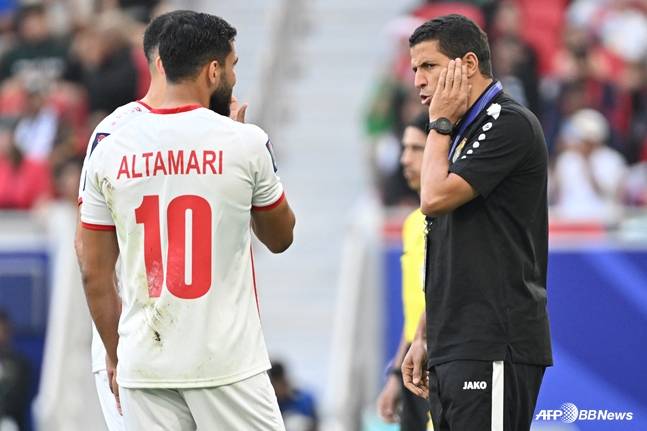 요르단 감독 시절 당시 후세인 아무타가 요르단 선수들과 대화를 하고 있다. /AFPBBNews=뉴스1