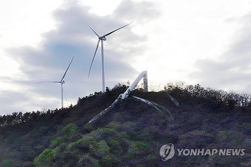 꺾여버린 풍력발전기 타워 (화순=연합뉴스) 정다움 기자 = 21일 오후 전남 화순군 도암면 우치리 화학산에 건설된 4.7MW(메가와트)급 풍력발전기 타워가 쓰러져 있다. 2025.4.21 daum@yna.co.kr