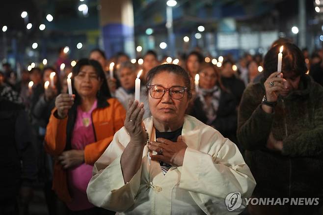프란치스코 교황의 선종을 애도하는 아르헨티나 여성들 (부에노스 아이레스 AP=연합뉴스) 21일(현지시간) 아르헨티나 부에노스 아이레스의 카를로스 무히카 지역에서 촛불을 든 채 프란치스코 교황의 선종을 애도하는 여성 신자들. 2025.4.21
