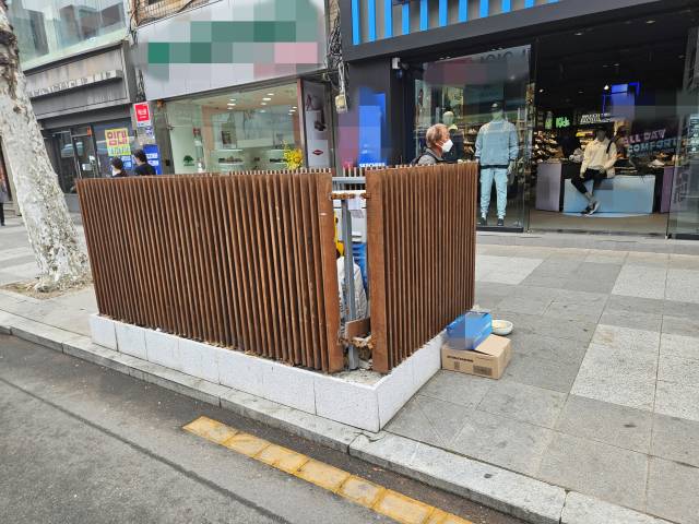 경남 진주시 원도심에 설치된 지상 변압기 목재 펜스. 곳곳에 이가 나갔고 내부에는 쓰레기가 가득하다. 김현우 기자