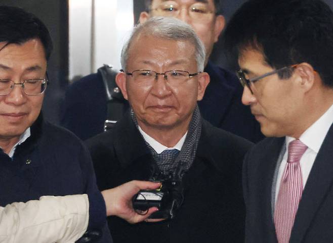 이른바 ‘사법농단’ 재판 1심에서 무죄를 선고받은 양승태 전 대법원장이 지난해 1월 26일 오후 서울 서초구 서울중앙지법을 나서고 있다. (사진=연합뉴스)