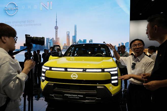 23일 중국 상하이에서 열린 상하이 모터쇼의 미디어 데이 행사에서 전시된 닛산 프론티어 프로 하이브리드 픽업 트럭을 관람객들이 살펴보고 있다.(사진=로이터)
