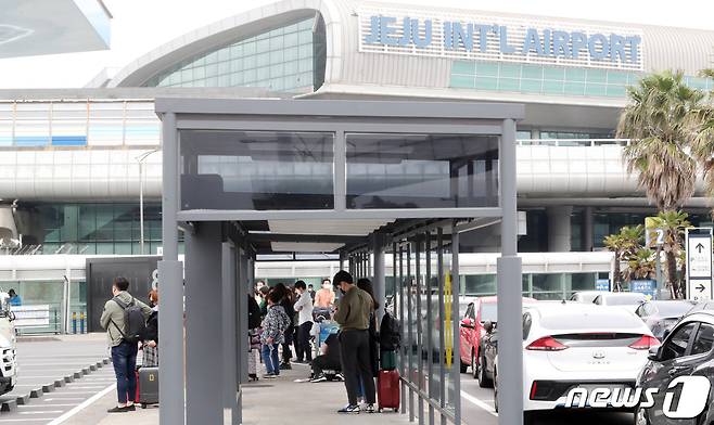 제주국제공항 렌터카 하우스에서 관광객들이 렌터카 셔틀을 기다리고 있다. 2022.4.23/뉴스1 ⓒ News1 오현지 기자
