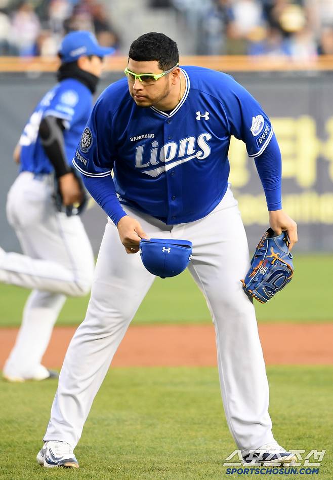 꾸준한 실력에 인성까지 갖춘 후라도는 늘 등판 직전 주심에게 인사를 건넨다.