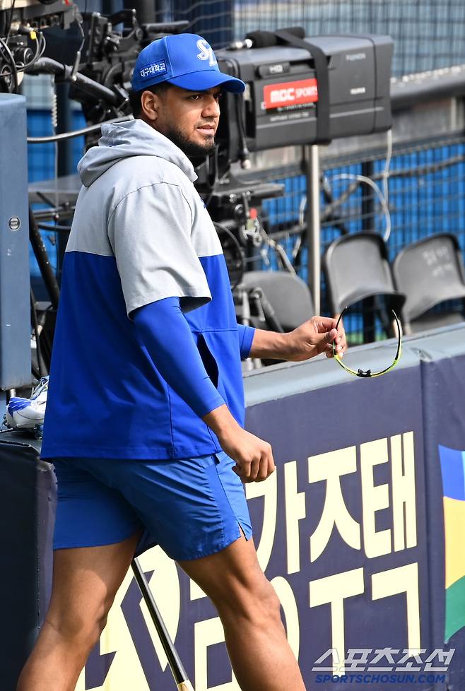 16일 잠실야구장에서 열린 삼성과 LG의 경기, 삼성 레예스가 그라운드로 나서고 있다. 잠실=허상욱 기자wook@sportschosun.com/2025.04.16/