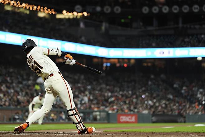 지난 22일(한국시각) 밀워키 브루어스전에서 7회말 우중간 적시 3루타를 날리고 있는 이정후. AP연합뉴스