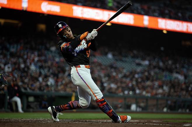 이정후가 3회말 타석에서 밀워키 선발 호세 킨타나의 몸쪽 공을 피하며 헛스윙하고 있다. Imagn Images연합뉴스