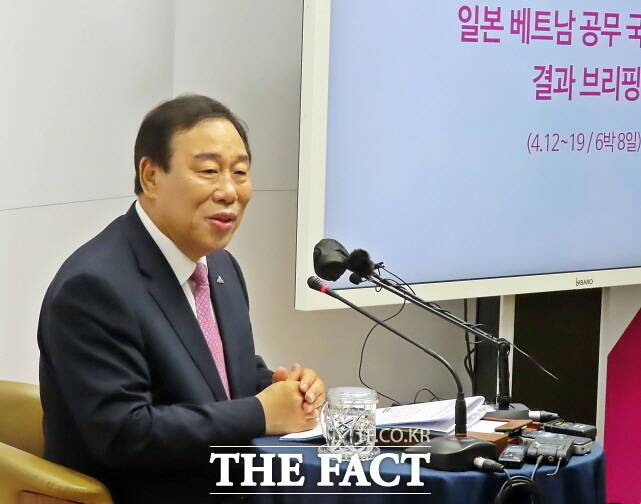 최민호 세종시장이 23일 시청 정음실에서 기자간담회를 갖고 지난 12일부터 19일까지 8일간 일본과 베트남을 공식 방문 성과에 대해 발표하고 있다. /김형중 기자