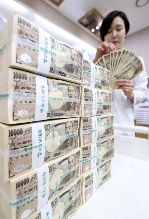 미국과 중국 간 무역 갈등 속에서 일본 엔화 가치가 장중 한때 2016년 이후 최고 수준인 104엔까지 상승한 26일 서울 을지로 KEB하나은행 위변조대응센터에서 한 직원이 엔화를 정리하고 있다. /문호남 기자 munonam@