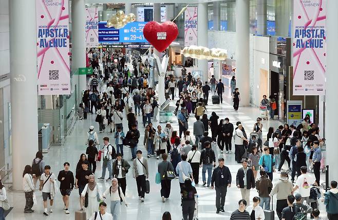 지난 21일 오후 인천국제공항 1터미널 면세구역이 사람으로 붐비고 있다. /뉴스1