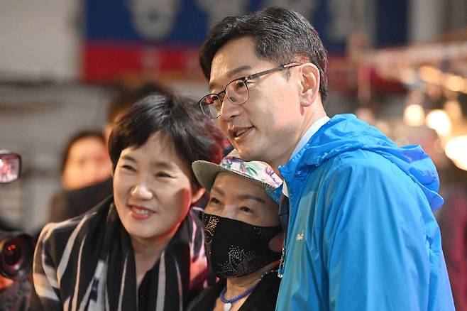 김경수 제21대 대통령 선거 더불어민주당 경선 후보와 아내 김정순(왼쪽)씨가 22일 오전 광주 서구 양동시장에서 지지자와 기념사진을 찍고 있다./뉴시스