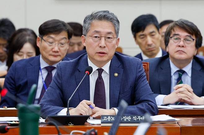 김민석 고용노동부 장관 직무대행(차관)이 23일 오후 서울 여의도 국회에서 열린 환경노동위원회 제424회국회(임시회) 제1차 전체회의에 출석해 의원 질의에 답하고 있다. /뉴스1