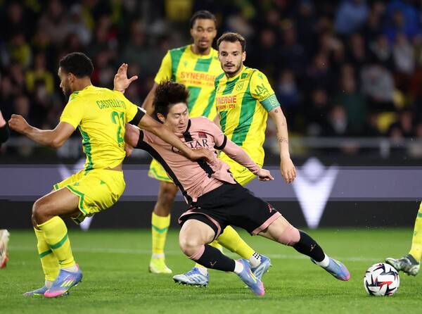 이강인이 23일(한국시각) 프랑스 낭트에서 열린 2024~2025 프랑스 프로축구 리그1 경기에서 낭트 선수들과 공을 다투고 있다. 낭트/로이터 연합뉴스