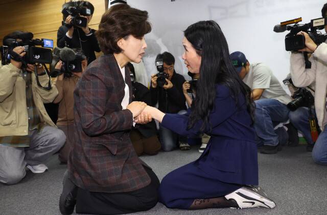 ‘해외입양 과정 인권침해 사건’ 진실규명 발표 기자회견이 열린 지난달 26일 오전 진실화해위에서 해외 입양됐던 김유리씨가 본인 사례를 발표하다 박선영 위원장에게 무릎을 꿇고 울먹이며 전원 진실규명을 요청하고 있다. 윤운식 선임기자 yws@hani.co.kr