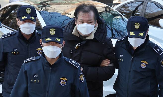 ‘건진법사’ 전성배씨가 지난해 12월19일 오전 서울 양천구 남부지법에서 영장실질심사을 받기 위해 이동하고 있다. 정용일 선임기자 yongil@hani.co.kr