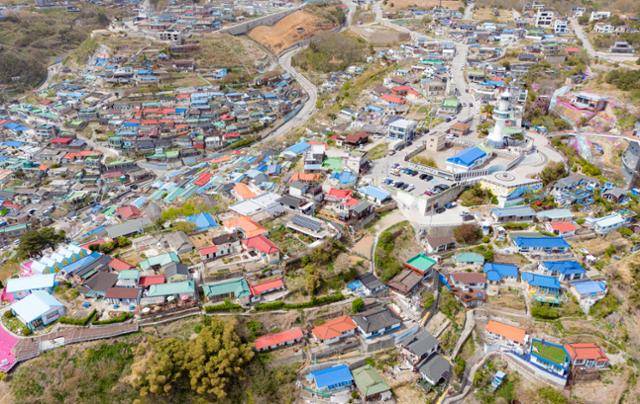 강원 동해시 묵호등대와 논골담길 일대의 모습.