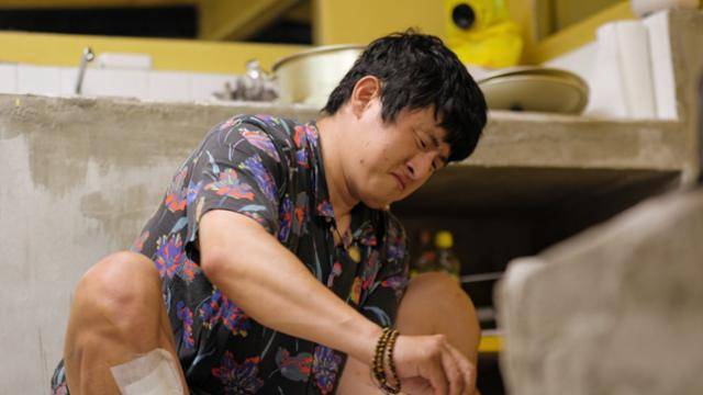 기안84가 '대환장 기안장'에서 불을 때며 가마솥 요리를 하고 있다. 넷플릭스 제공