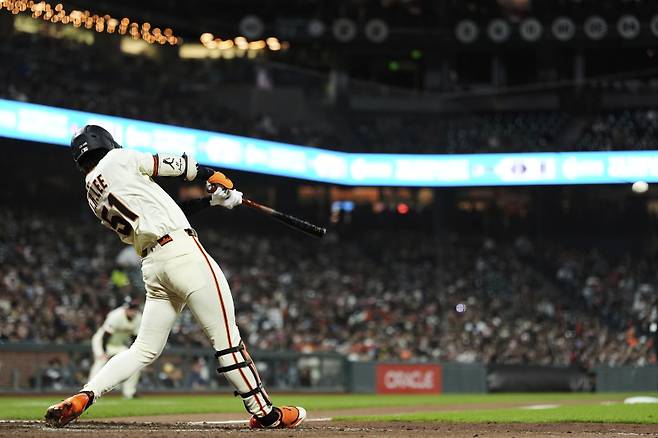 <yonhap photo-3338=""> 이정후가 지난 22일 밀워키전에서 타격을 하는 모습. 23일에는 좌완 베테랑 투수 호세 퀸타나를 상대한다. (AP Photo/Godofredo A. V?squez)/2025-04-22 12:51:01/ <저작권자 ⓒ 1980-2025 ㈜연합뉴스. 무단 전재 재배포 금지, AI 학습 및 활용 금지></yonhap>